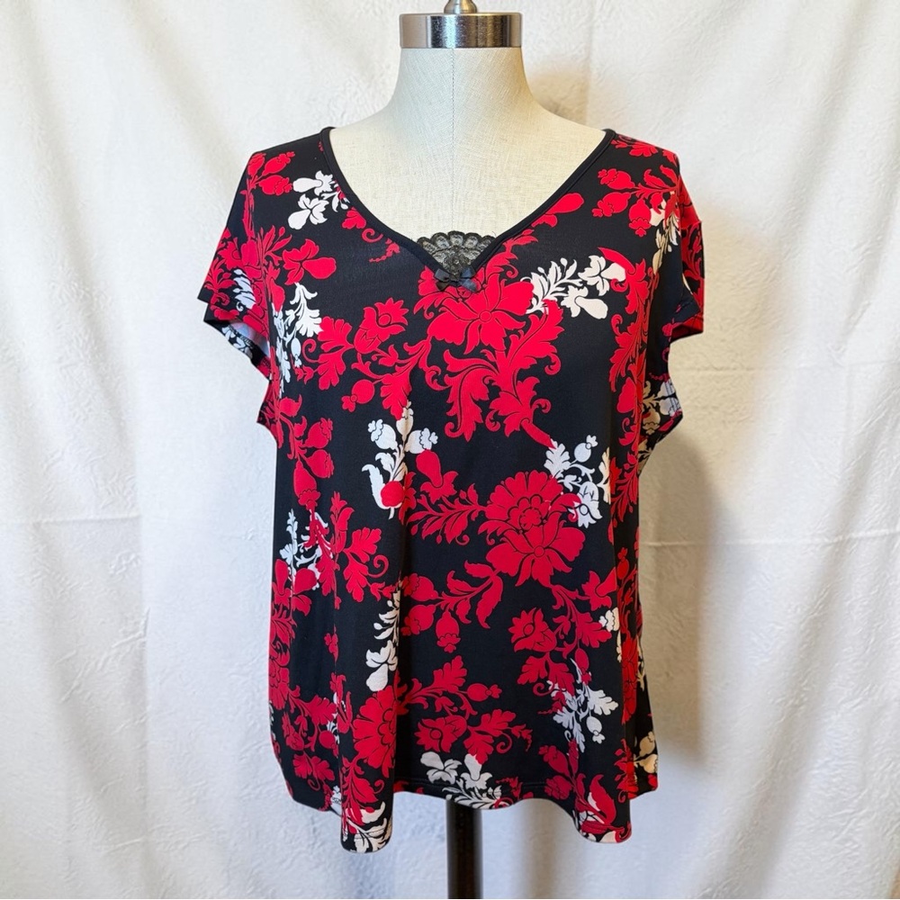 Floral V-Neck Short Sleeve Top in Black & Red